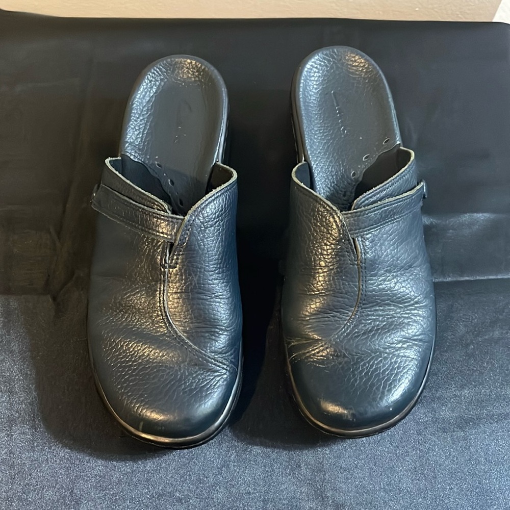 CLARKS Women’s Leather Slip On Mules Slides Navy Women’s 6 1/2 Wide